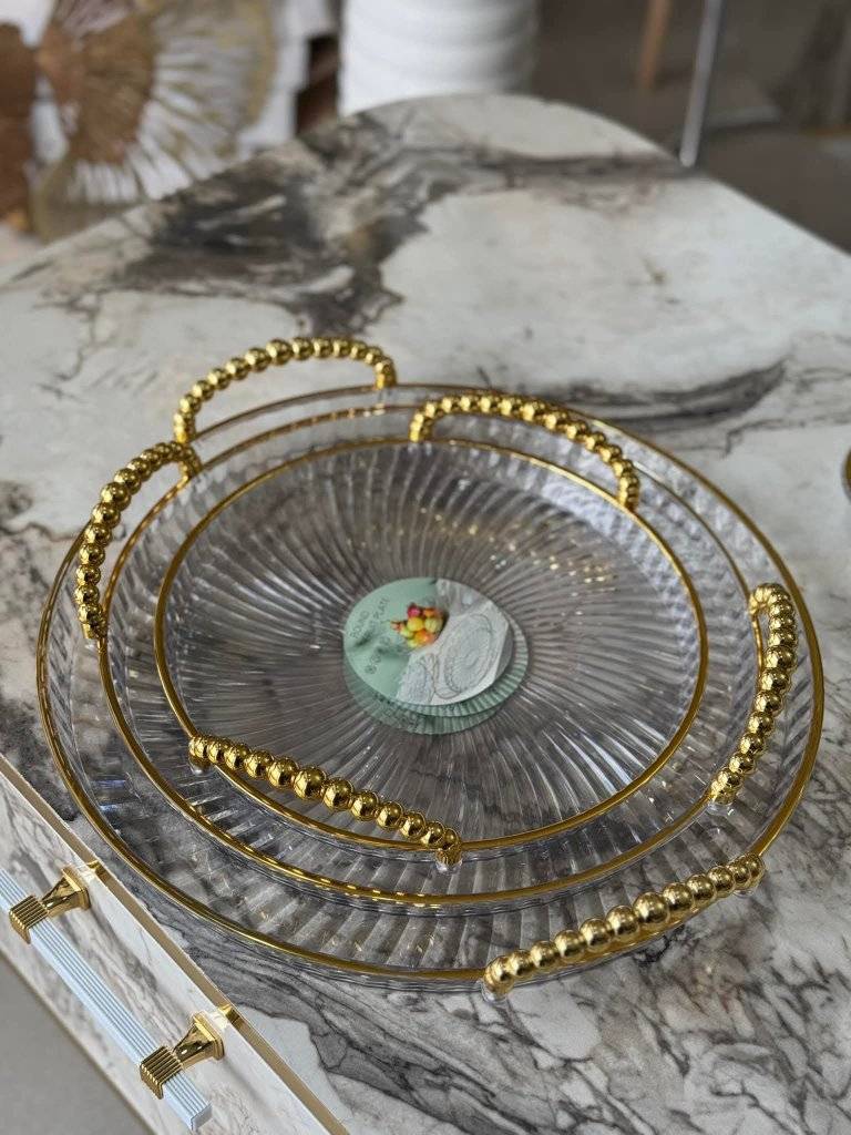 Plateaux transparent avec des mais doré 