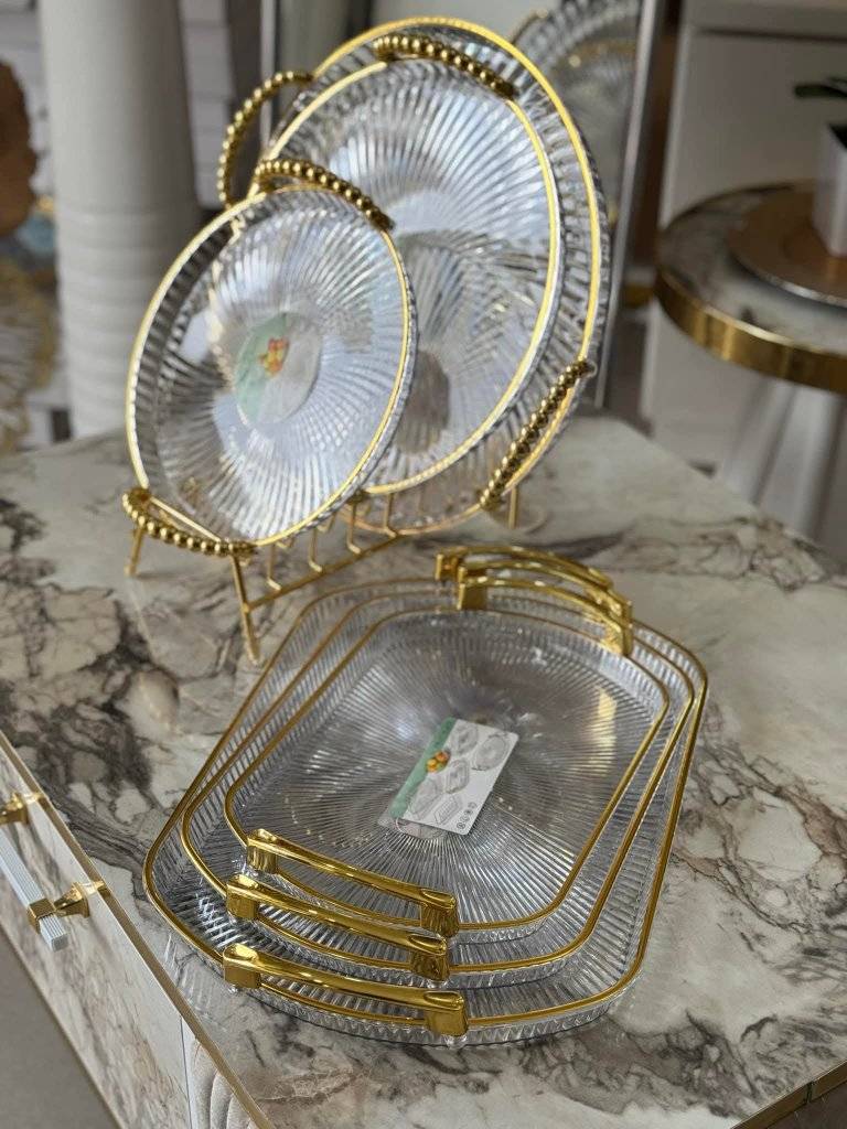 Plateaux transparent avec des mais doré 